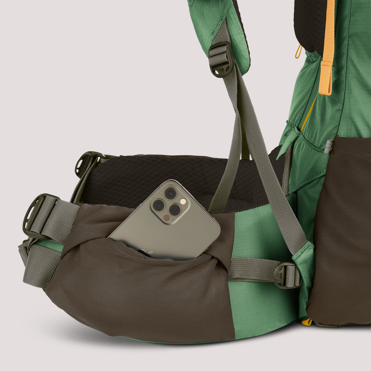 2 stretch mesh side pockets to easily store backpacking trail essentials