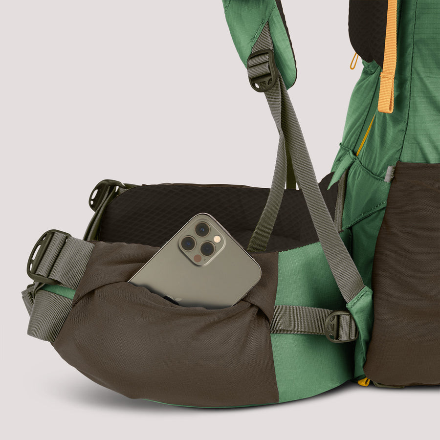 2 stretch mesh side pockets to easily store backpacking trail essentials
