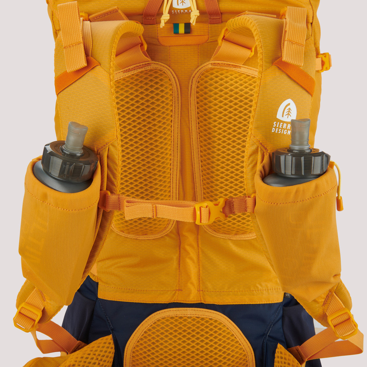 Sierra Designs Flex Capacitor 40-60 backpack close up water bottles